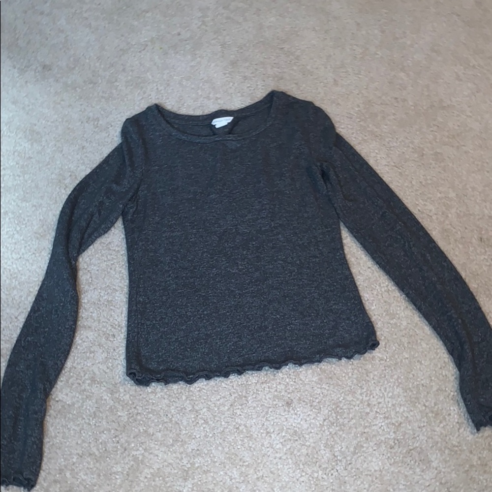 gray/black shirt